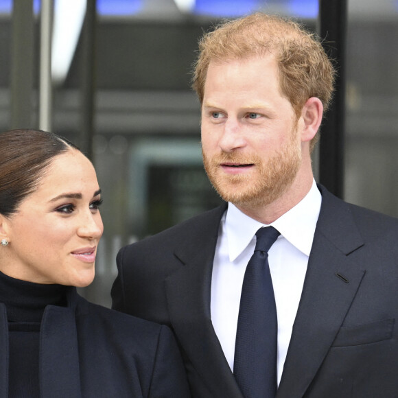 Harry et Meghan n'ont pas encore confirmé leur venue mais s'ils étaient présents, ils ne feraient pas partie du cortège. C'est d'ailleurs sans leurs enfants Archie et Lilibet, trop jeunes, qu'ils assisteraient à la cérémonie. Reste à savoir si prendre part au couronnement leur fait envie...
Le prince Harry, duc de Sussex et Meghan Markle, duchesse de Sussex, en visite à New York, le 23 septembre 2021. © Taidgh Barron/Zuma Press/Bestimage 