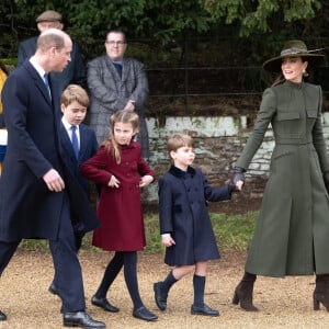 Kate et William également. Le couple sera même accompagnés de ses 3 enfants, George, Charlotte et Louis, alors même que la présence du petit dernier, 5 ans au moment du couronnement, était compromise en raison de son jeune âge 
Le prince William, prince de Galles, Catherine (Kate) Middleton, princesse de Galles, le prince George de Galles, la princesse Charlotte de Galles, et le prince Louis de Galles - La famille royale d'Angleterre assiste au service religieux de Noël à l'église St Mary Magdalene à Sandringham, Norfolk, Royaume Uni, le 25 décembre 2022. 