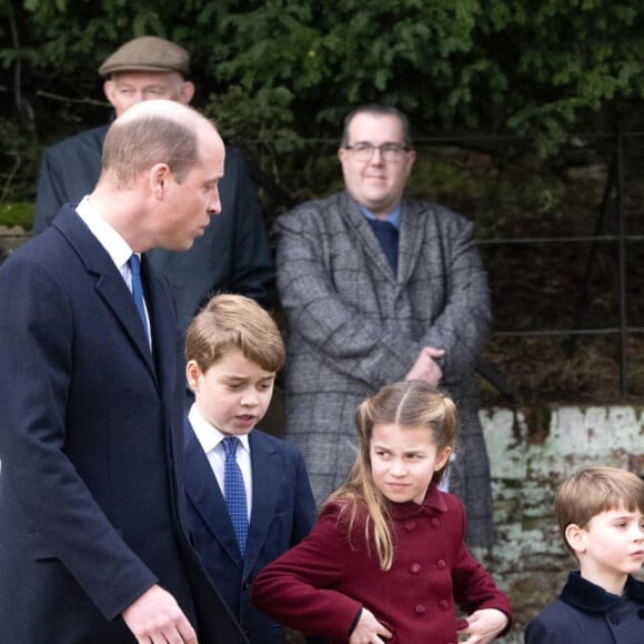 Kate et William également. Le couple sera même accompagnés de ses 3 enfants, George, Charlotte et Louis, alors même que la présence du petit dernier, 5 ans au moment du couronnement, était compromise en raison de son jeune âge 
Le prince William, prince de Galles, Catherine (Kate) Middleton, princesse de Galles, le prince George de Galles, la princesse Charlotte de Galles, et le prince Louis de Galles - La famille royale d'Angleterre assiste au service religieux de Noël à l'église St Mary Magdalene à Sandringham, Norfolk, Royaume Uni, le 25 décembre 2022. 