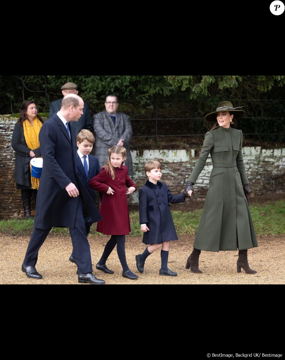 Kate et William également. Le couple sera même accompagnés de ses 3 enfants, George, Charlotte et Louis, alors même que la présence du petit dernier, 5 ans au moment du couronnement, était compromise en raison de son jeune âge
Le prince William, prince de Galles, Catherine (Kate) Middleton, princesse de Galles, le prince George de Galles, la princesse Charlotte de Galles, et le prince Louis de Galles - La famille royale d'Angleterre assiste au service religieux de Noël à l'église St Mary Magdalene à Sandringham, Norfolk, Royaume Uni, le 25 décembre 2022.