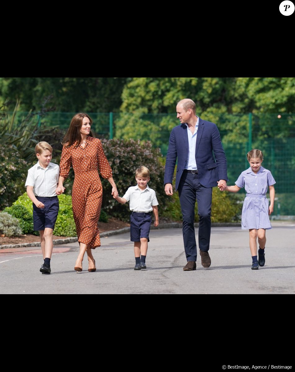 Le prince William, duc de Cambridge et Catherine Kate Middleton, duchesse de Cambridge accompagnent leurs enfants George, Charlotte et Louis à l'école Lambrook le 7 septembre 2022.