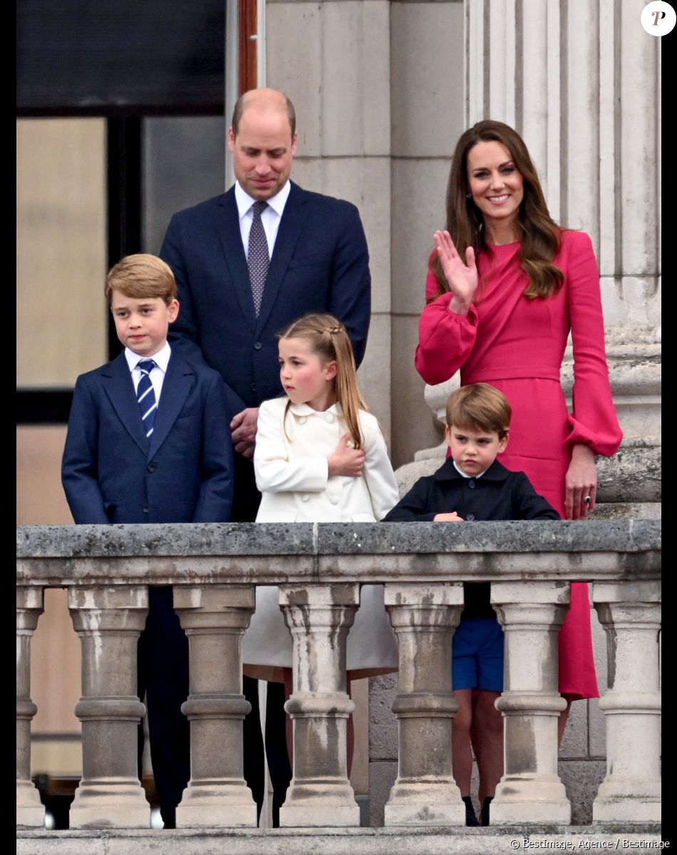 Le prince William, duc de Cambridge, Catherine Kate Middleton, duchesse de Cambridge et leurs enfants le prince George, la princesse Charlotte et le prince Louis - La famille royale regarde la grande parade qui clôture les festivités du jubilé de platine de la reine à Londres le 5 juin 2022.
