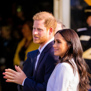 Le tout Hollywod semble vouloir prendre ses distances avec les parents d'Archie, 3 ans et Lilibet, 1 an. Après Elton John, c'est au tour d'Oprah Winfrey de se montrer évasif concernant Meghan et Harry
Le prince Harry et Meghan Markle assistent à une réception organisée par la ville de La Haye et le ministère néerlandais de la Défense, au Nations Home, la veille de l'ouverture des Invictus Games 2020 à Zuiderpark, La Haye, le 15 avril 2022. 