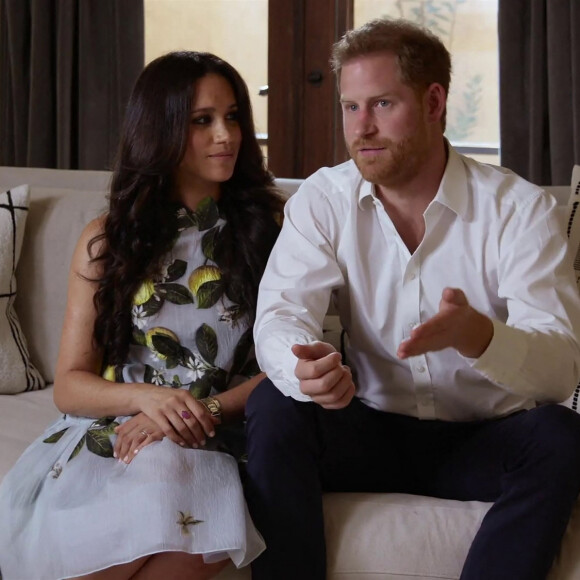 Le prince Harry et Meghan Markle (Robe Oscar de la Renta), duc et duchesse de Sussex, font leur première apparition en podcast sur Spotify depuis l'annonce de la deuxième grossesse de Meghan le 22 février 2021. 