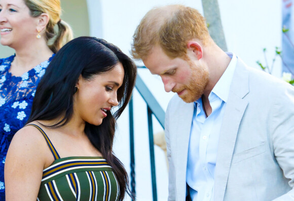 Le prince Harry, duc de Sussex, et Meghan Markle, duchesse de Sussex, lors d'une réception dans les jardins de la résidence du haut-commissaire britannique au Cap, Afrique du Sud, le 24 septembre 2019. 