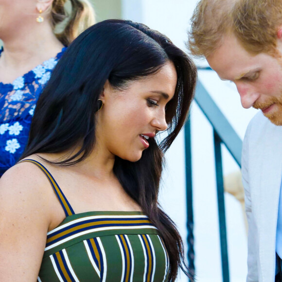 Le prince Harry, duc de Sussex, et Meghan Markle, duchesse de Sussex, lors d'une réception dans les jardins de la résidence du haut-commissaire britannique au Cap, Afrique du Sud, le 24 septembre 2019. 