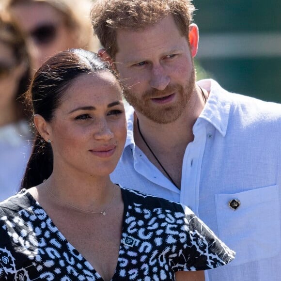 Meghan Markle, duchesse de Sussex, et le prince Harry, duc de Sussex en visite dans le township de Nyanga, Afrique du Sud. Le 23 septembre 2019. Leur premier rendez-vous en Afrique du Sud est une initiative du Justice Desk de Nyanga. Cette ONG enseigne aux enfants leurs droits et leur sécurité. Elle propose des cours d'auto-défense et une formation à l'autonomie des femmes pour les jeunes filles de la communauté. Le Justice Desk est soutenu par le Queen's Commonwealth Trust dont le duc de Sussex est président et la duchesse vice-présidente. Jusque là, le bureau a aidé environ 35 000 personnes. Le duc et la duchesse ont fait le tour à pied des diverses activités proposées par le Justice Desk.