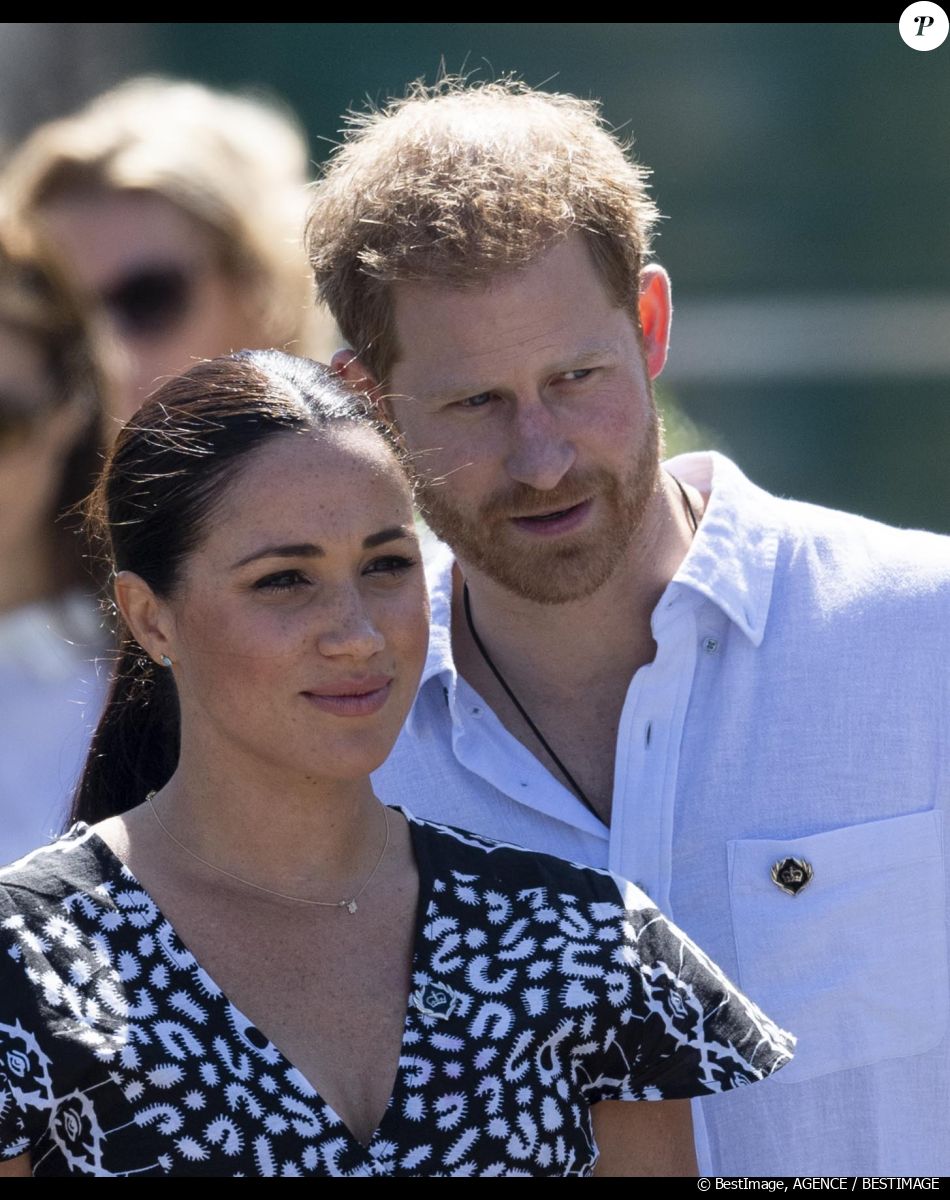 Meghan Markle, duchesse de Sussex, et le prince Harry, duc de Sussex en visite dans le township de Nyanga, Afrique du Sud. Le 23 septembre 2019. Leur premier rendez-vous en Afrique du Sud est une initiative du Justice Desk de Nyanga. Cette ONG enseigne aux enfants leurs droits et leur sécurité. Elle propose des cours d'auto-défense et une formation à l'autonomie des femmes pour les jeunes filles de la communauté. Le Justice Desk est soutenu par le Queen's Commonwealth Trust dont le duc de Sussex est président et la duchesse vice-présidente. Jusque là, le bureau a aidé environ 35 000 personnes. Le duc et la duchesse ont fait le tour à pied des diverses activités proposées par le Justice Desk.