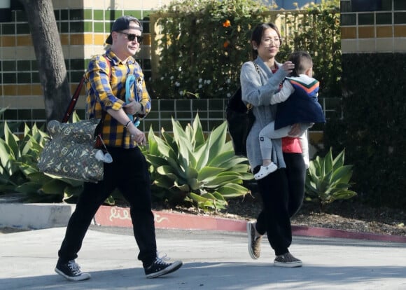 Exclusif - Macaulay Culkin et sa fiancée Brenda Song emmènent leur fils Dakota chez le coiffeur à Los Angeles le 23 décembre 2022.