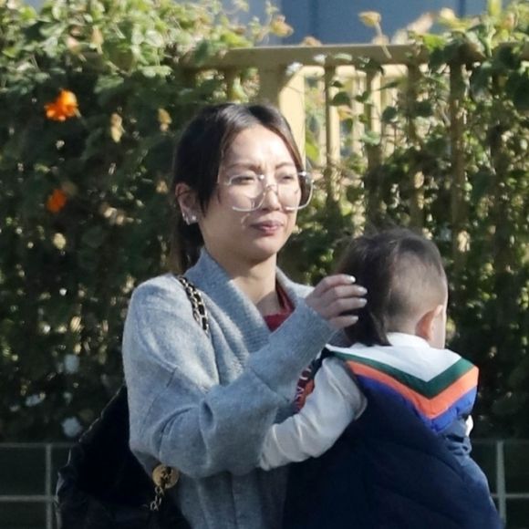 Exclusif - Macaulay Culkin et sa fiancée Brenda Song emmènent leur fils Dakota chez le coiffeur à Los Angeles le 23 décembre 2022.