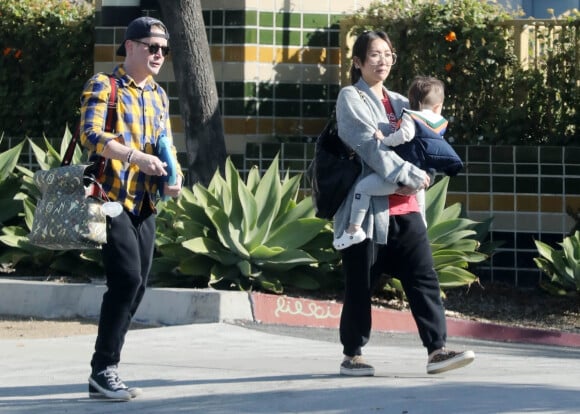 Exclusif - Macaulay Culkin et sa fiancée Brenda Song emmènent leur fils Dakota chez le coiffeur à Los Angeles le 23 décembre 2022.