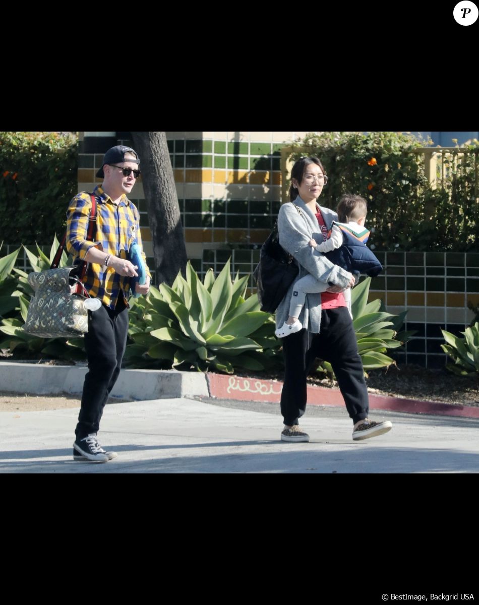 Exclusif - Macaulay Culkin et sa fiancée Brenda Song emmènent leur fils Dakota chez le coiffeur à Los Angeles le 23 décembre 2022.
