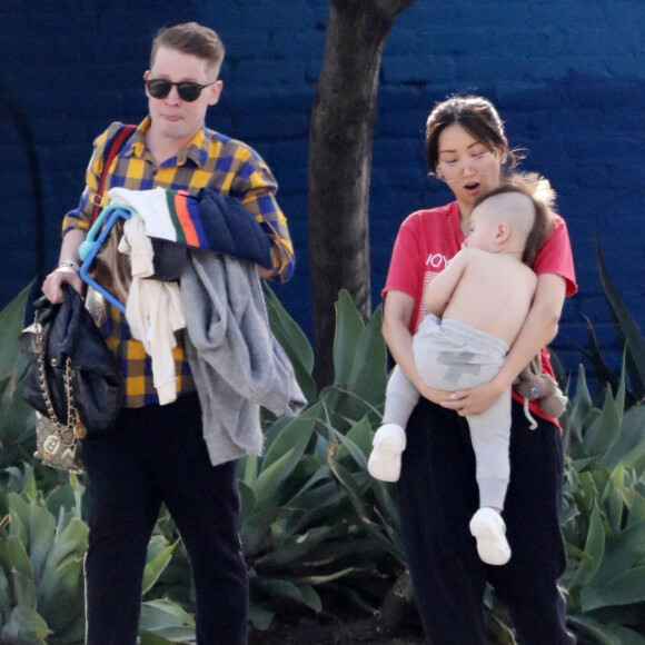 Exclusif - Macaulay Culkin et sa fiancée Brenda Song emmènent leur fils Dakota chez le coiffeur à Los Angeles le 23 décembre 2022.