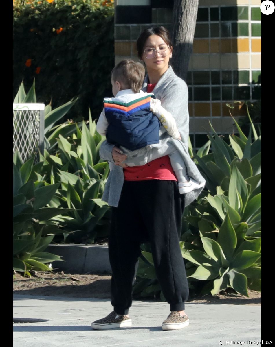 Exclusif - Macaulay Culkin et sa fiancée Brenda Song emmènent leur fils Dakota chez le coiffeur à Los Angeles le 23 décembre 2022.