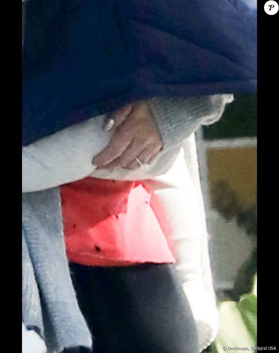 Exclusif - Macaulay Culkin et sa fiancée Brenda Song emmènent leur fils Dakota chez le coiffeur à Los Angeles le 23 décembre 2022.