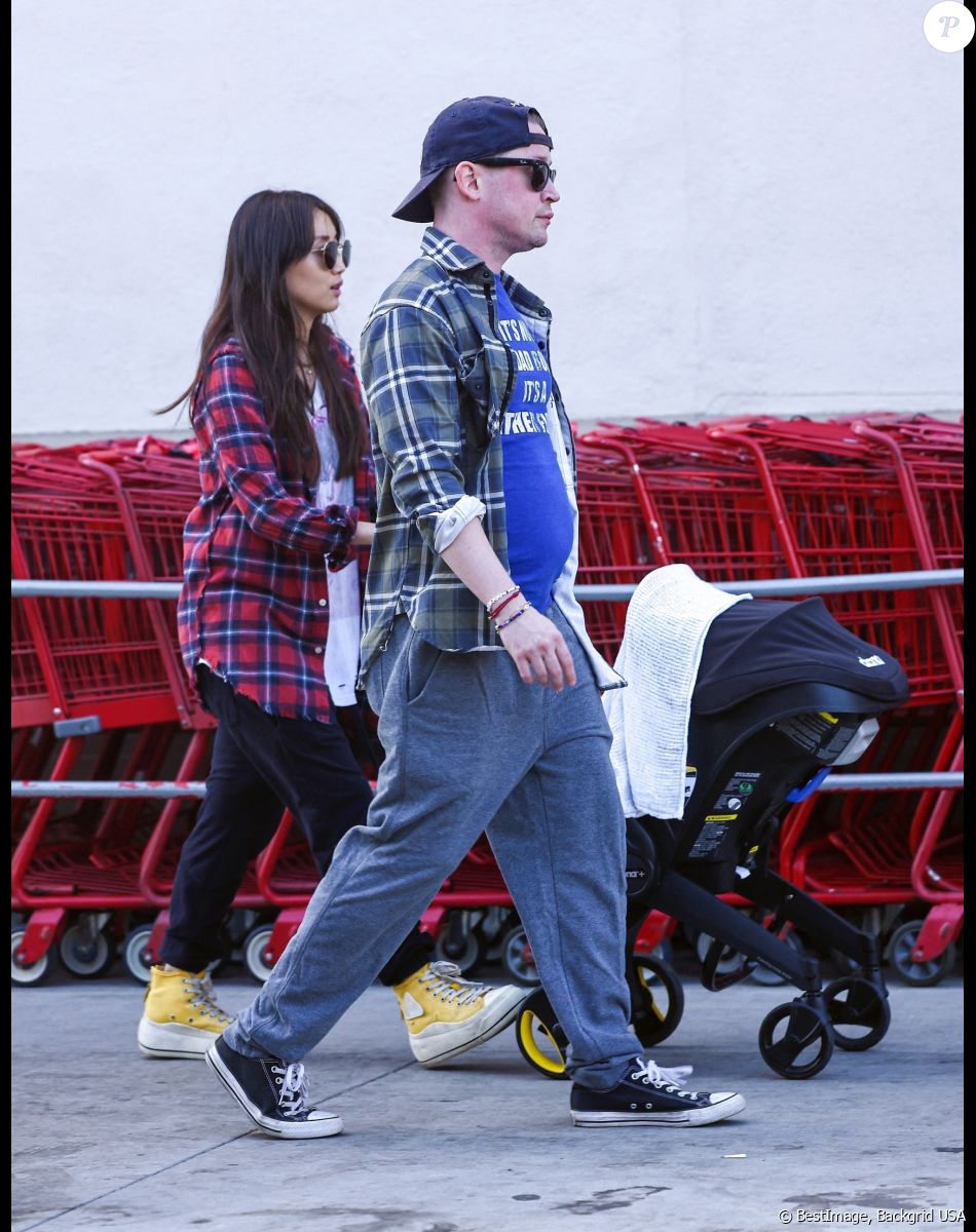 Exclusif - Macaulay Culkin se promène avec sa fiancée Brenda et leur fils Dakota à Los Angeles le 13 octobre 2022.