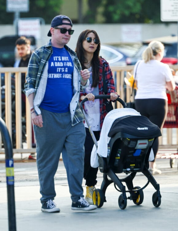 Exclusif - Macaulay Culkin se promène avec sa fiancée Brenda et leur fils Dakota à Los Angeles.