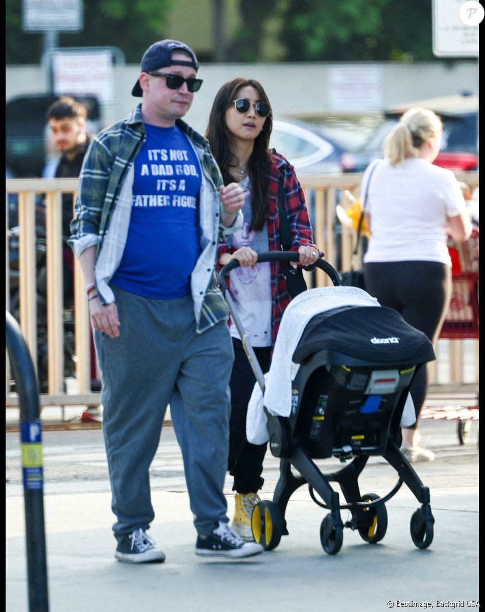 Exclusif - Macaulay Culkin se promène avec sa fiancée Brenda et leur fils Dakota à Los Angeles.