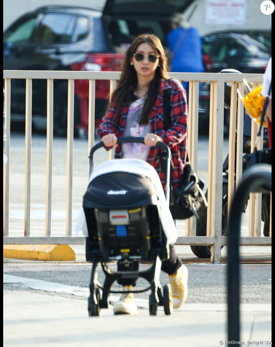 Exclusif - Macaulay Culkin se promène avec sa fiancée Brenda et leur fils Dakota à Los Angeles le 13 octobre 2022.