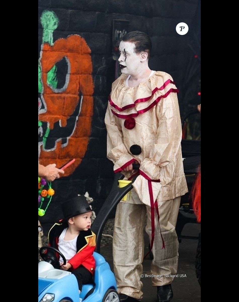 Exclusif - Macaulay Culkin et sa fiancée Brenda Song emmènent leur fils Dakota à une fête d'Halloween Los Angeles le 31 octobre 2022.