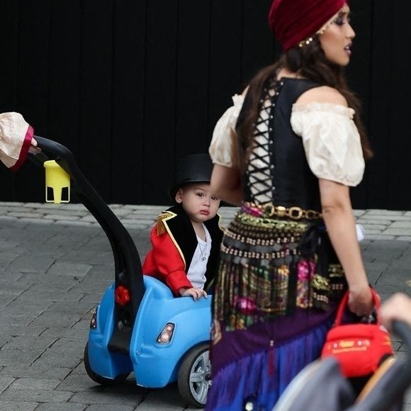 Exclusif - Macaulay Culkin et sa fiancée Brenda Song emmènent leur fils Dakota à une fête d'Halloween Los Angeles le 31 octobre 2022. 