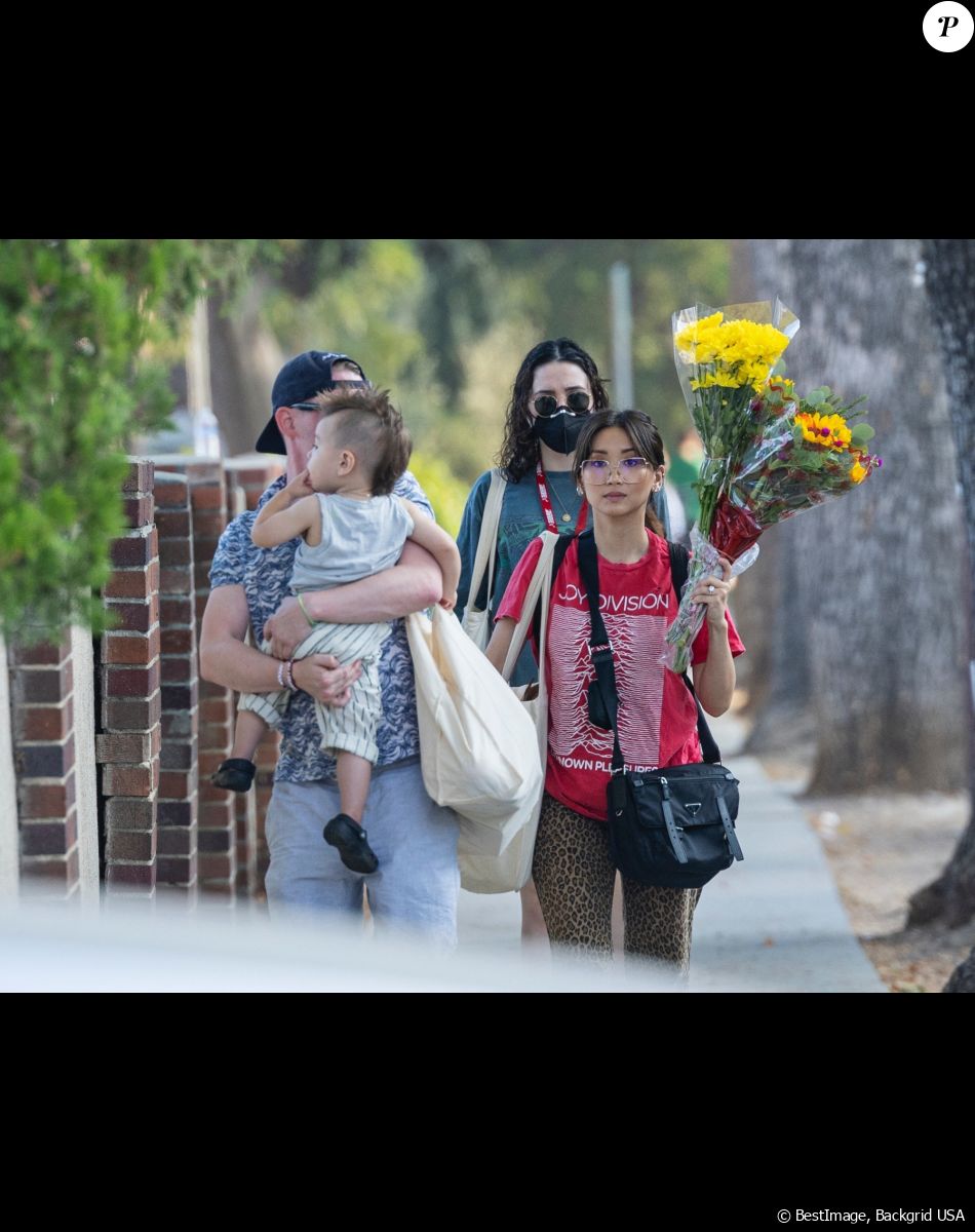 Exclusif - Macaulay Culkin se promène avec sa fiancée Brenda et leur fils Dakota à Los Angeles le 6 octobre 2022.