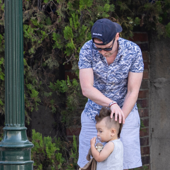 Exclusif - Macaulay Culkin se promène avec sa fiancée Brenda et leur fils Dakota à Los Angeles le 6 octobre 2022. 