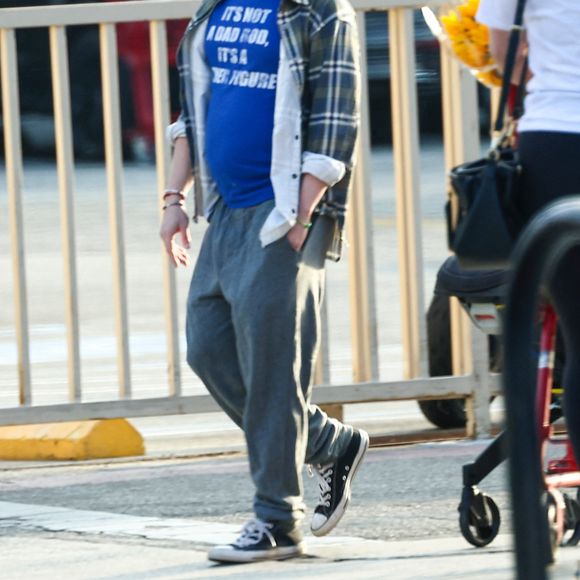 Exclusif - Macaulay Culkin se promène avec sa fiancée Brenda et leur fils Dakota à Los Angeles le 13 octobre 2022. 