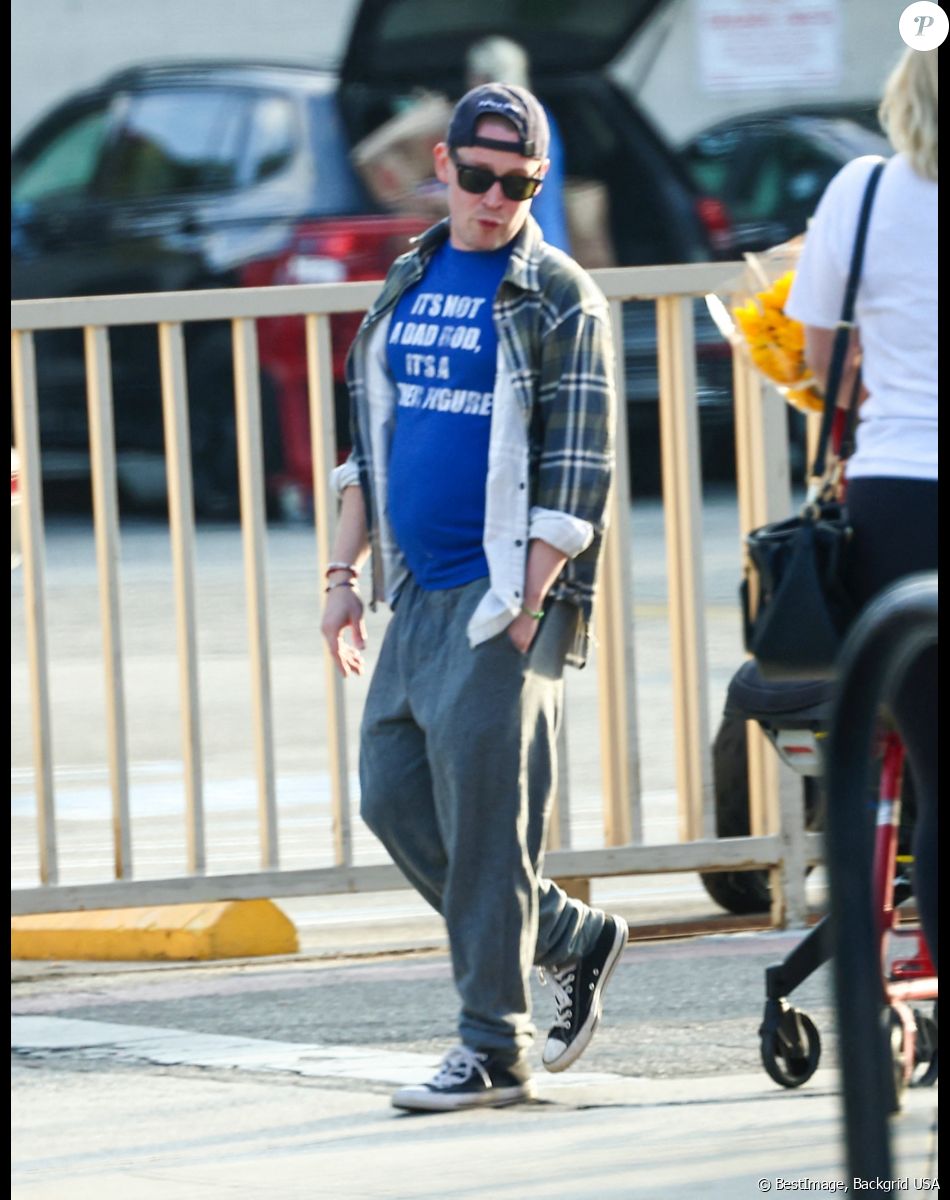 Exclusif - Macaulay Culkin se promène avec sa fiancée Brenda et leur fils Dakota à Los Angeles le 13 octobre 2022.