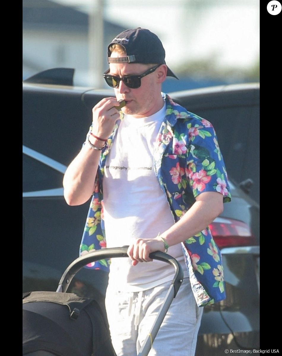 Exclusif - Macaulay Culkin se promène avec sa fiancée Brenda et leur fils Dakota à Los Angeles.
