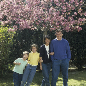 En France, en Picardie, à Amiens, portrait de Jean-Pierre Pernaut chez lui, posant avec sa femme Dominique, leurs enfants Julia et Olivier. Avril 1988 © Michel Marizy via Bestimage