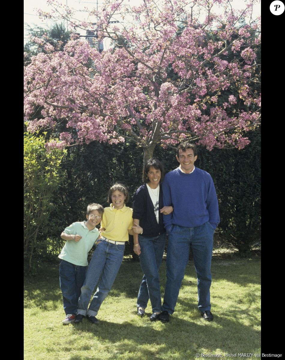 En France, en Picardie, à Amiens, portrait de Jean-Pierre Pernaut chez lui, posant avec sa femme Dominique, leurs enfants Julia et Olivier. Avril 1988 © Michel Marizy via Bestimage