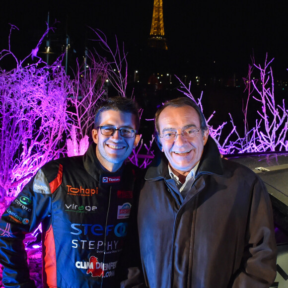 Jean-Pierre Pernaut était très proche de son fils Olivier, passionné de sports automobiles.
Jean-Pierre Pernaut et son fils Olivier Pernaut - Présentation de la nouvelle voiture de Margot Laffite, Jean-Pierre et Olivier Pernaut pour le trophée Andros à Paris le 26 novembre 2015. La compagnie des Bateaux-Mouches est leur partenaire officiel. © Lionel Urman / Bestimage