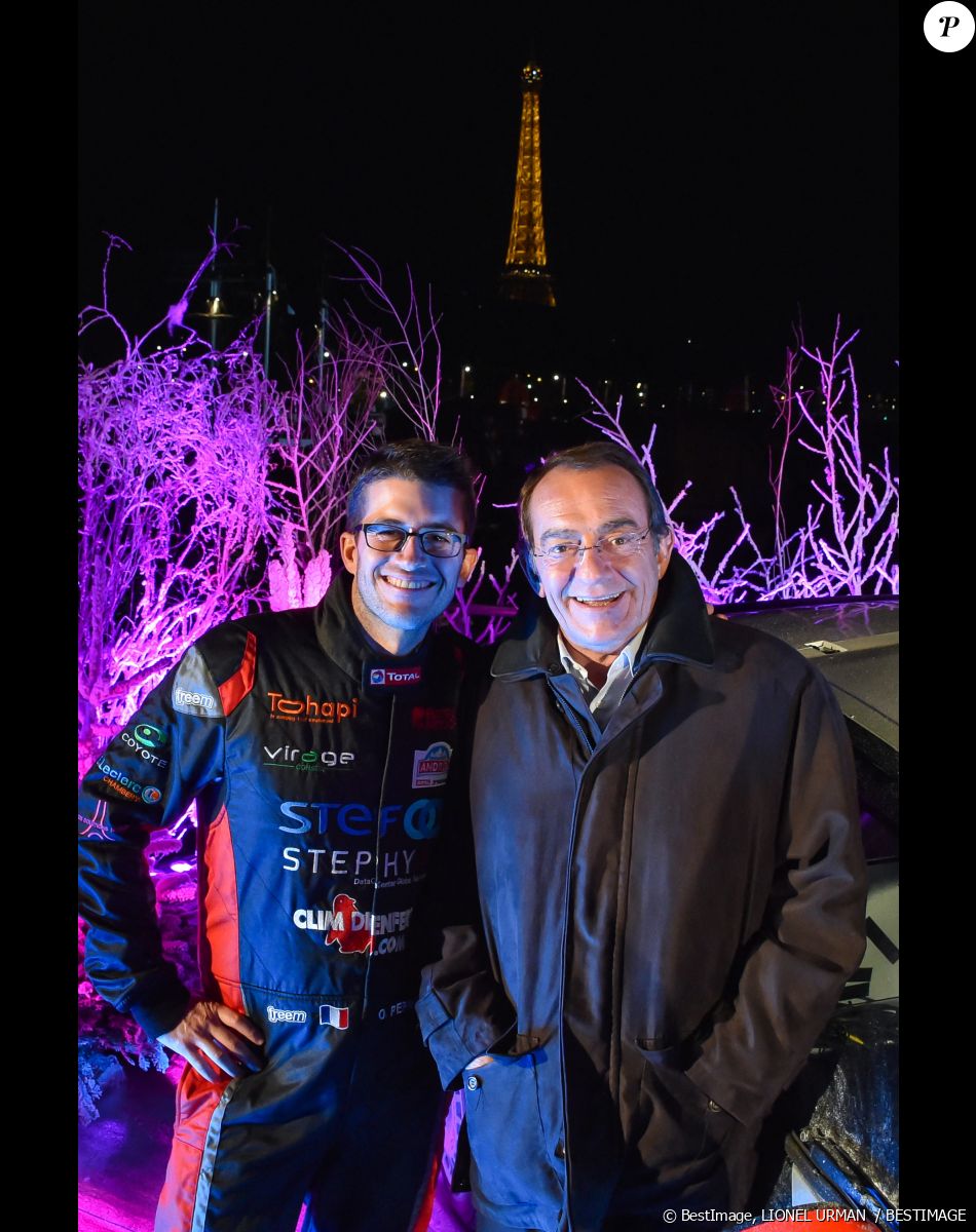 Jean-Pierre Pernaut était très proche de son fils Olivier, passionné de sports automobiles.
Jean-Pierre Pernaut et son fils Olivier Pernaut - Présentation de la nouvelle voiture de Margot Laffite, Jean-Pierre et Olivier Pernaut pour le trophée Andros à Paris le 26 novembre 2015. La compagnie des Bateaux-Mouches est leur partenaire officiel. © Lionel Urman / Bestimage
