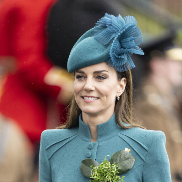 La duchesse n'a pas froid aux yeux et reste prête à braver tous les dangers pour faire plaisir à ses enfants
La colonelle Catherine (Kate) Middleton, princesse de Galles, à l'assemblée annuelle des Irish Guards Parade de la St Patrick à Mons Barracks à Aldershot, le 17 mars 2023. Catherine (Kate) Middleton, princesse de Galles, a récemment été nommée colonelle de l'Irish Guards par le roi d'Angleterre.