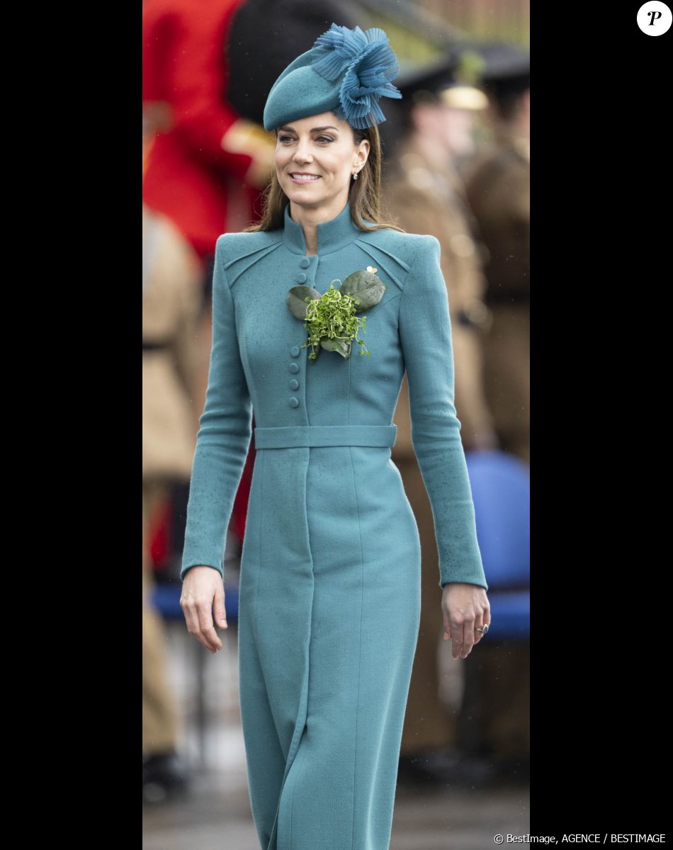 La duchesse n'a pas froid aux yeux et reste prête à braver tous les dangers pour faire plaisir à ses enfants
La colonelle Catherine (Kate) Middleton, princesse de Galles, à l'assemblée annuelle des Irish Guards Parade de la St Patrick à Mons Barracks à Aldershot, le 17 mars 2023. Catherine (Kate) Middleton, princesse de Galles, a récemment été nommée colonelle de l'Irish Guards par le roi d'Angleterre.