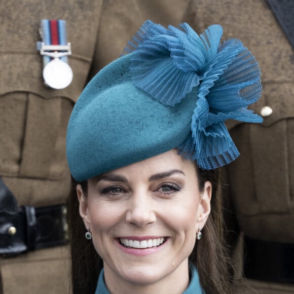 La colonelle Catherine (Kate) Middleton, princesse de Galles, à l'assemblée annuelle des Irish Guards Parade de la St Patrick à Mons Barracks à Aldershot, le 17 mars 2023. Catherine (Kate) Middleton, princesse de Galles, a récemment été nommée colonelle de l'Irish Guards par le roi d'Angleterre. 