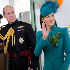 Le prince William, prince de Galles, et Catherine (Kate) Middleton, princesse de Galles, rencontrent des membres des Irish Guards et leurs familles à Aldershot, le 17 mars 2023. Ils visitent le 1er Bataillon Irish Guards pour le défilé de la Saint-Patrick, aux Mons Barracks. Catherine (Kate) Middleton, princesse de Galles, a récemment été nommée colonelle de l'Irish Guards par le roi d'Angleterre. 