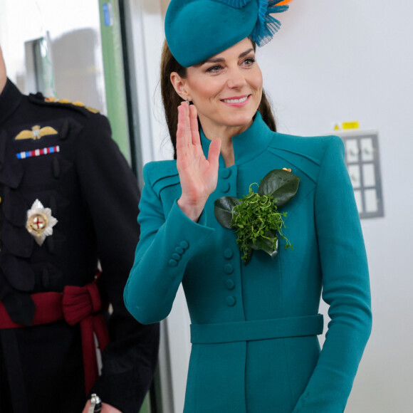 Le prince William, prince de Galles, et Catherine (Kate) Middleton, princesse de Galles, rencontrent des membres des Irish Guards et leurs familles à Aldershot, le 17 mars 2023. Ils visitent le 1er Bataillon Irish Guards pour le défilé de la Saint-Patrick, aux Mons Barracks. Catherine (Kate) Middleton, princesse de Galles, a récemment été nommée colonelle de l'Irish Guards par le roi d'Angleterre. 