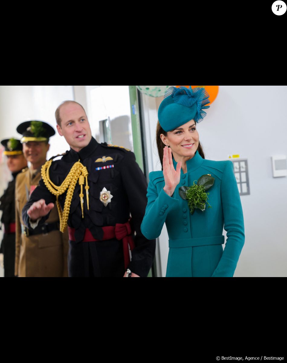 Le prince William, prince de Galles, et Catherine (Kate) Middleton, princesse de Galles, rencontrent des membres des Irish Guards et leurs familles à Aldershot, le 17 mars 2023. Ils visitent le 1er Bataillon Irish Guards pour le défilé de la Saint-Patrick, aux Mons Barracks. Catherine (Kate) Middleton, princesse de Galles, a récemment été nommée colonelle de l'Irish Guards par le roi d'Angleterre.