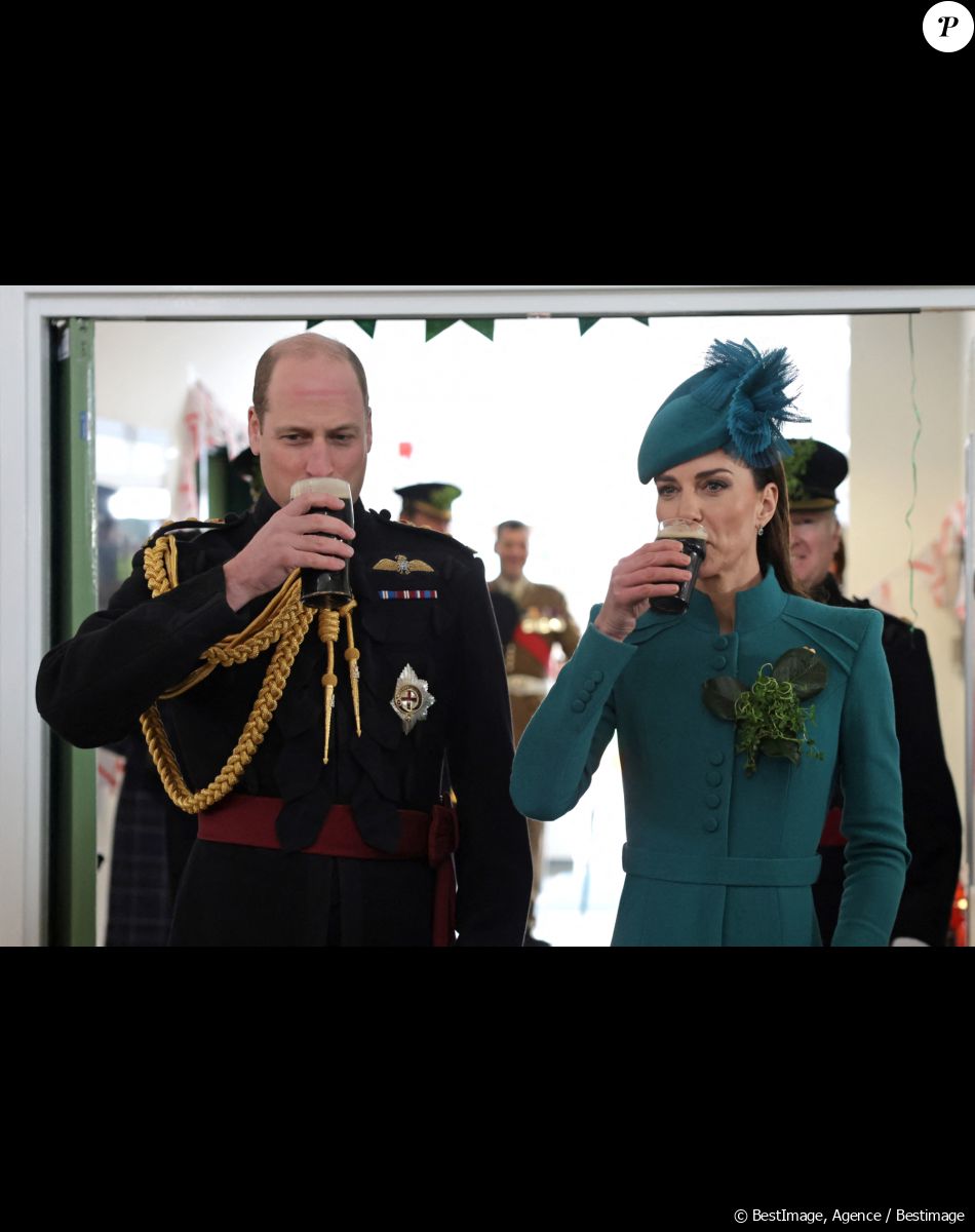 Le prince William, prince de Galles, et Catherine (Kate) Middleton, princesse de Galles, rencontrent des membres des Irish Guards et leurs familles à Aldershot, le 17 mars 2023. Ils visitent le 1er Bataillon Irish Guards pour le défilé de la Saint-Patrick, aux Mons Barracks. Catherine (Kate) Middleton, princesse de Galles, a récemment été nommée colonelle de l'Irish Guards par le roi d'Angleterre.