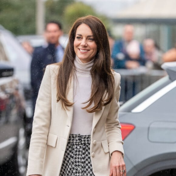 Kate Middleton a dévoilé une photo spéciale à l'occasion de la fête des mères
Kate Catherine Middleton, princesse de Galles, en visite au centre "Aberavon Leisure and Fitness" à Port Talbot.