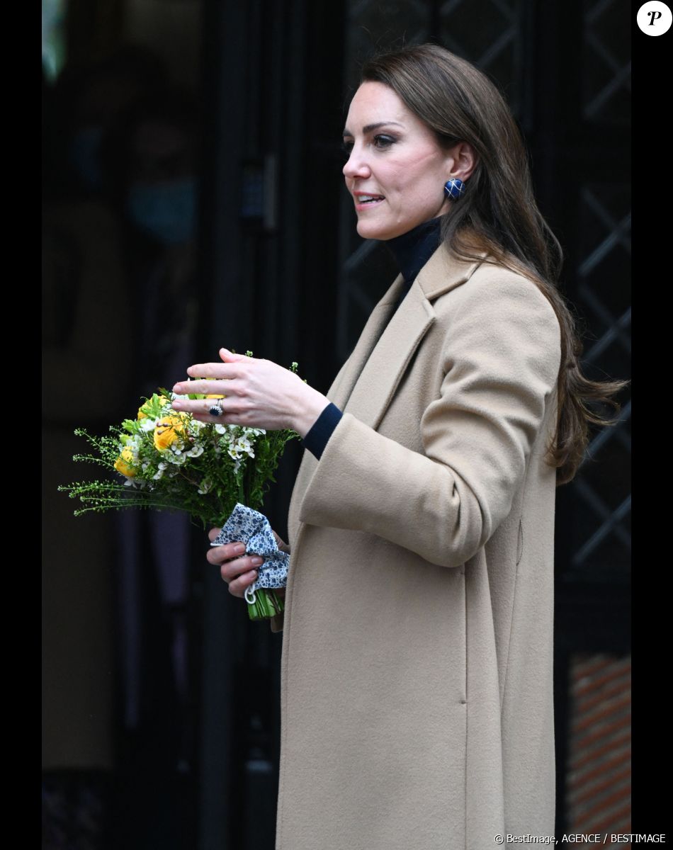 Catherine (Kate) Middleton, princesse de Galles, après sa visite à l'Oxford House Nursing Home à Slough, Royaume Uni, le 21 février 2023, pour rencontrer le personnel et les résidents et découvrir comment la prestation de soins de haute qualité axés sur le patient est au centre du travail de la maison. Oxford House est une maison de retraite familiale qui a ouvert ses portes aux résidents en 1980.