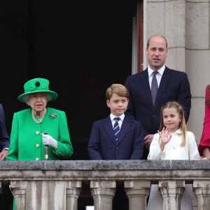 Le prince Charles, prince de Galles, La reine Elisabeth II d'Angleterre, le prince William, duc de Cambridge, Catherine Kate Middleton, duchesse de Cambridge et leurs enfants le prince George, la princesse Charlotte et le prince Louis - La famille royale regarde la grande parade qui clôture les festivités du jubilé de platine de la reine à Londres le 5 juin 2022. 