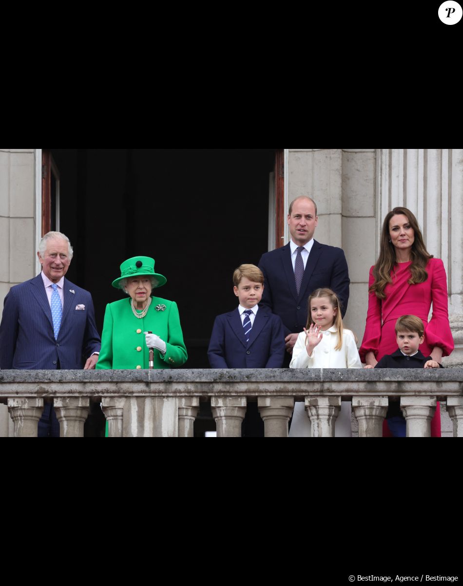 Le prince Charles, prince de Galles, La reine Elisabeth II d'Angleterre, le prince William, duc de Cambridge, Catherine Kate Middleton, duchesse de Cambridge et leurs enfants le prince George, la princesse Charlotte et le prince Louis - La famille royale regarde la grande parade qui clôture les festivités du jubilé de platine de la reine à Londres le 5 juin 2022.