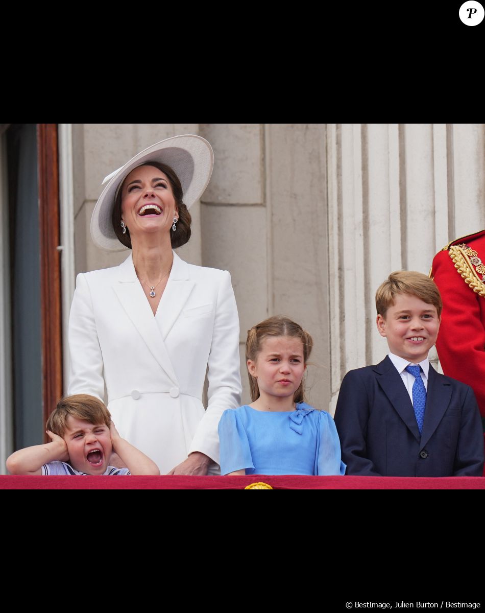 Un cliché sur lequel elle apparaît avec ses bambins confortablement installée dans les branches d'un arbre
Catherine Kate Middleton, duchesse de Cambridge avec ses enfants le prince Louis, la princesse Charlotte et le prince George - Les membres de la famille royale regardent le défilé Trooping the Colour depuis un balcon du palais de Buckingham à Londres lors des célébrations du jubilé de platine de la reine le 2 juin 2022.