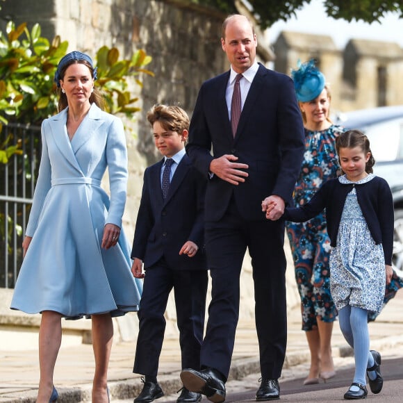 Le cliché, issu d'une série photos également utilisée pour la carte de voeux des Cambridge lors des fêtes de fin d'année, a d'ailleurs récolté tous les suffrages.
Le prince William, duc de Cambridge, et Catherine (Kate) Middleton, duchesse de Cambridge, Le prince George de Cambridge, La princesse Charlotte de Cambridge - La famille royale britannique quitte la chapelle Saint-Georges de Windsor après la messe de Pâques, le 17 avril 2022. 