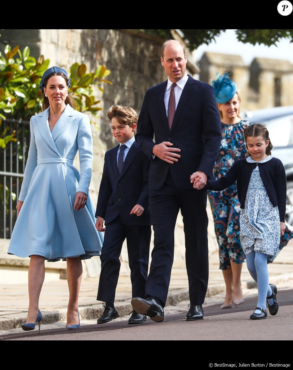 Le cliché, issu d'une série photos également utilisée pour la carte de voeux des Cambridge lors des fêtes de fin d'année, a d'ailleurs récolté tous les suffrages.
Le prince William, duc de Cambridge, et Catherine (Kate) Middleton, duchesse de Cambridge, Le prince George de Cambridge, La princesse Charlotte de Cambridge - La famille royale britannique quitte la chapelle Saint-Georges de Windsor après la messe de Pâques, le 17 avril 2022.