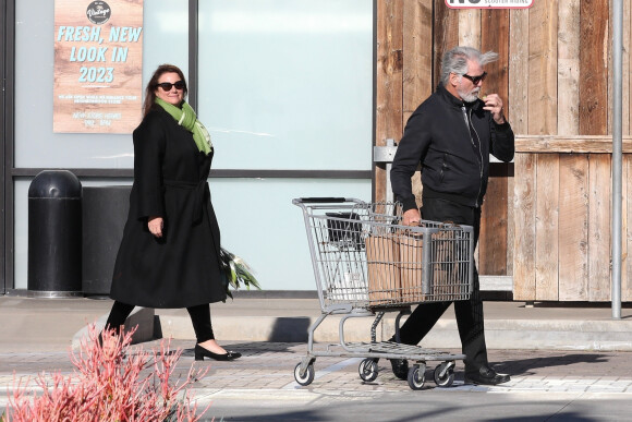 Exclusif - Pierce Brosnan est sorti déjeuner avec sa femme Keely Shaye Smithau restaurant Nobu à Malibu le 6 février 2023. 