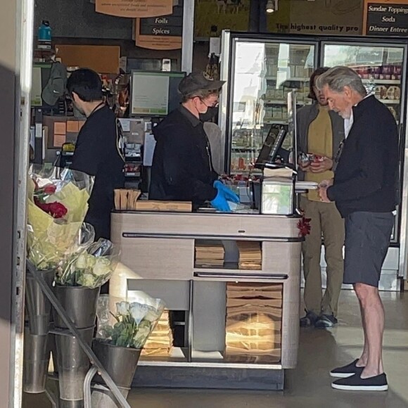 Exclusif - Pierce Brosnan fait ses courses à Malibu le 22 janvier 2023. 